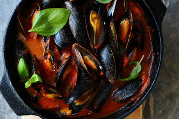 steamed mussels in pan