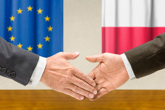 Vertreter der EU und Polens reichen sich die Hand
