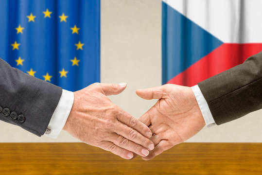 Vertreter der EU und Tschechiens reichen sich die Hand