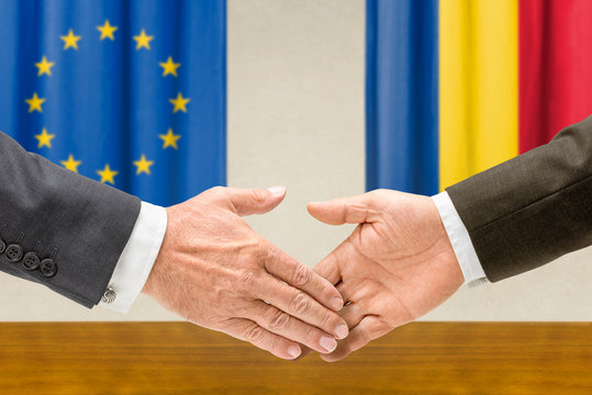 Vertreter der EU und Rumäniens reichen sich die Hand
