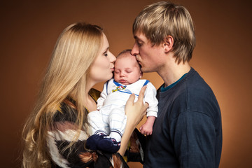 Eltern küssen das Baby