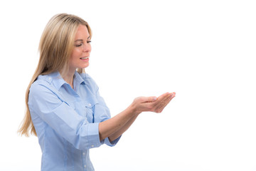 frau mit ausgestreckten handflächen