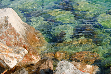 Felsige Küste der Insel Pag in Kroatien an einem sonnigen Sommertag mit Blick auf das Mittelmeer
