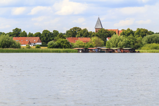 Fototapeta Serrahner See und Kirche von Serrahn bei Krakow