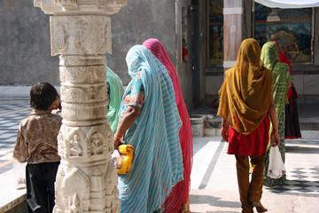 Inde, cour intérieure d'un temple hindou à Udaipur au Rajasthan