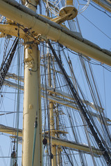 Obraz premium Old sailing ship masts sails and rigging