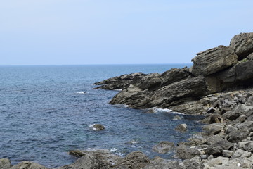 Fototapeta na wymiar 庄内海岸の岩場風景／山形県で庄内海岸の岩場風景を撮影した写真です。庄内海岸は非常にきれいな白砂と奇岩怪石の磯が続く、素晴らしい景観のリゾート地です。日本海トップランクのリゾート地として、五感の全てを満たす多くの魅力にあふれたエリアです。