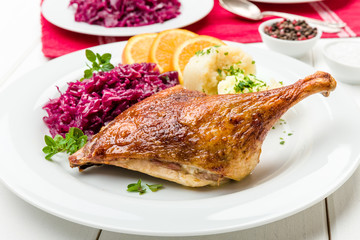 Ente mit Knödeln und Rotkohl