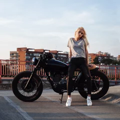 Foto op Plexiglas Biker girl sitting on vintage custom motorcycle © Kaponia Aliaksei