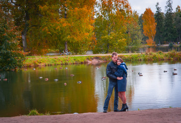 Fototapeta na wymiar Beautiful couple in the park.
