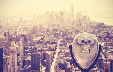 Schilderijen op glas Retro vintage toned tourist binoculars over Manhattan, NYC, USA. © MaciejBledowski