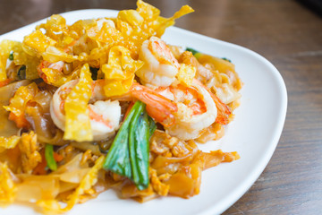 Stir fried noodles with shrimp