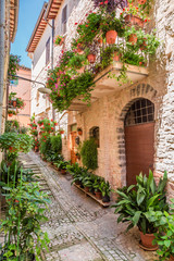 Fototapety  Wspaniale urządzony ganek w małym miasteczku we Włoszech, Umbria