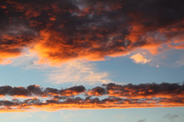 Fototapeta na wymiar Sonnenuntergang mit Regenwolken am Himmel
