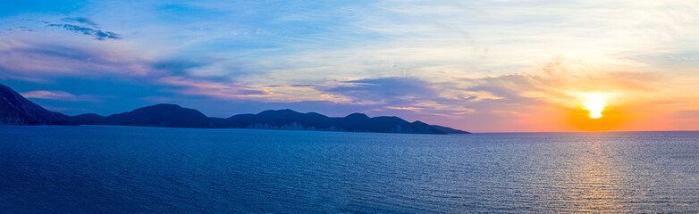 Coucher de soleil méditerranéen grec