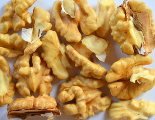 Орехи на белом фоне 