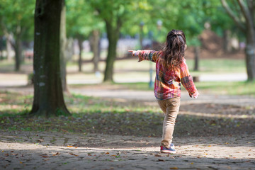 公園で遊ぶ女の子