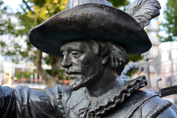 Fototapeta premium Denkmal oder Statue zur Nachtwache von Rembrandt auf der Rembrandtplein in Amsterdam 