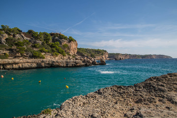 paradiesische kleine Bucht mit glasklarem türkisen Wasser und puderweißem Sand