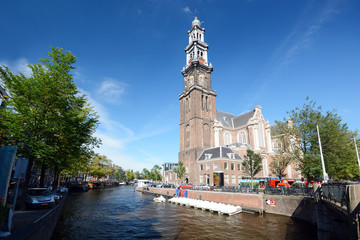Westerkerk als Kirche an Gracht in Amsterdam © Dan Race