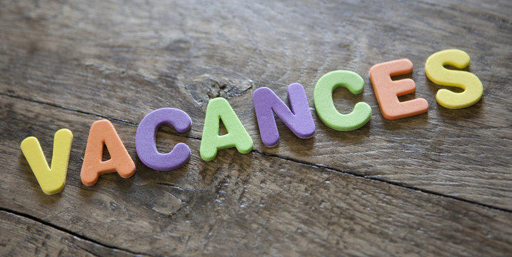 mot vacances en lettres de couleurs