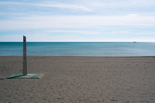 Ducha p&uacute;blica en una playa de torremolinos
