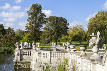 Fototapeta na wymiar Italian Water Garden in Kensington Gardens
