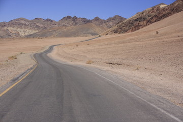 Fototapeta na wymiar route dans le désert de la vallée de la mort