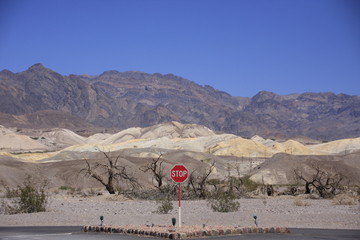 un panneau stop dans la vallée de la mort