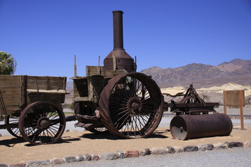 Fototapeta na wymiar vieux véhicule dans le désert