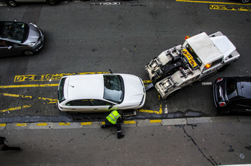 voiture blanche se fait enlever par la fourrière stationnement sur une place interdite de livraison