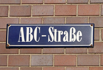 Fototapeta na wymiar ABC Straße - Straßenschild auf Hauswand