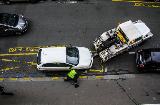 voiture blanche se fait enlever par la fourri&egrave;re stationnement sur une place interdite de livraison