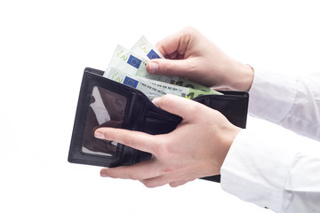 Kobiecie ręce trzymające portfel z Euro na białym tle