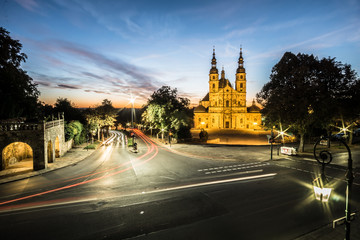 Fototapeta premium Dom zu Fulda mit Straßenverkehr