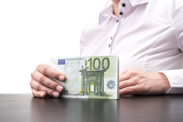 Kobieta trzymająca gotówkę Euro na biurku