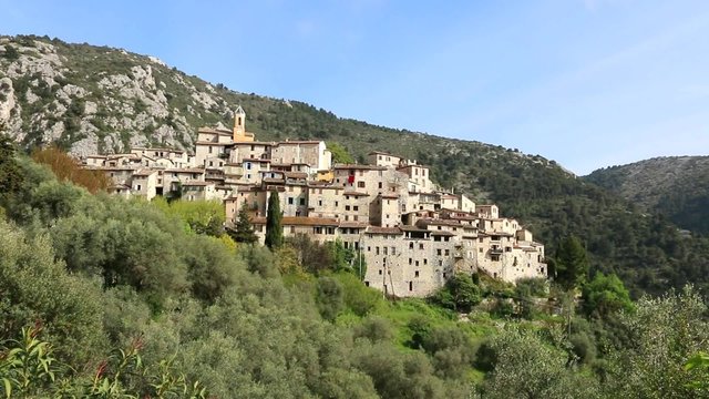 Village de Peillon dans son &eacute;crin sauvage
