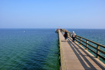 Obraz premium Urlopowicze na molo w Boltenhagen