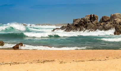 Wellen und Felsen am Strand - 94024412