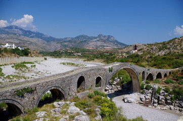 Fototapeta na wymiar Pont de Mes, Albanie