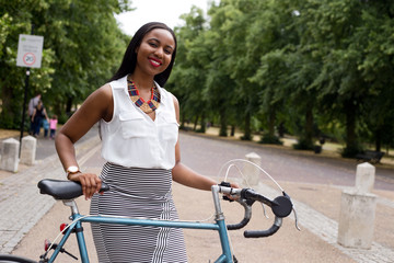 Obraz premium young woman in the park with her bike