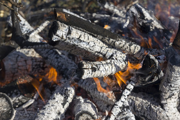 Obraz premium Close up of a dying fire with flames and embers. 