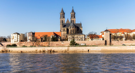 Elbe und Dom in Magdeburg