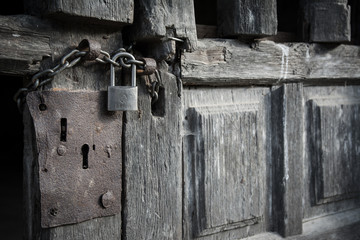 detalle de candado en puerta vieja