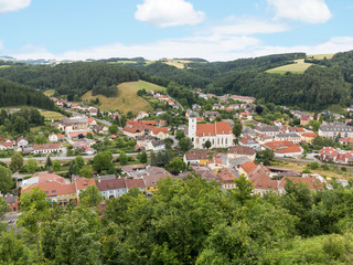 Fototapeta na wymiar Blick auf die Kirche und Stadtgemeinde Kirchschlag in der Buckligen Welt, Österreich
