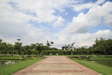 Obraz premium .Garden stone path in park