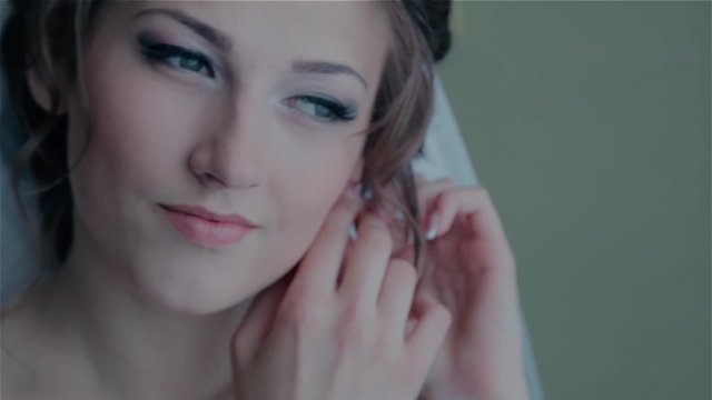 Beautifull bride wears earrings