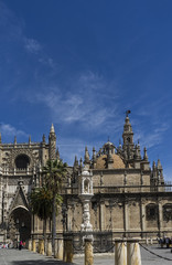 Fototapeta na wymiar vistas de la Sevilla monumental desde la plaza del Triunfo, Andalucía