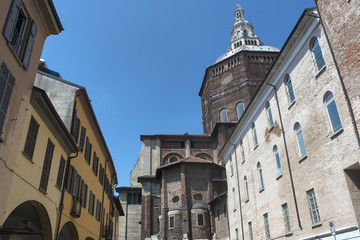 Pavia (Italy): palaces and cathedral