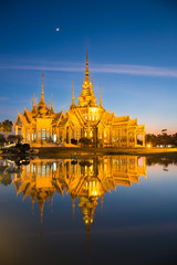 Obraz premium The beautiful golden buddhist temple in night time at Nakhon Ratchasima Thailand